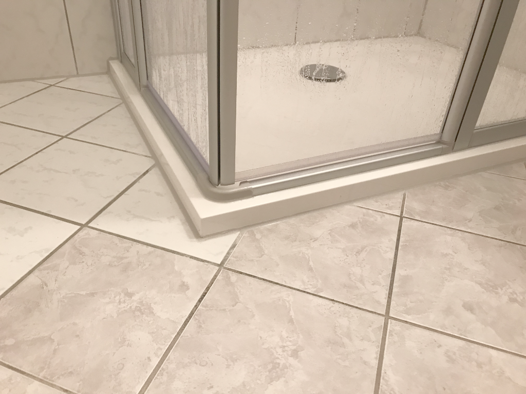 Beispiel für ein Badezimmer mit einer Dusche mit Auflagebecken